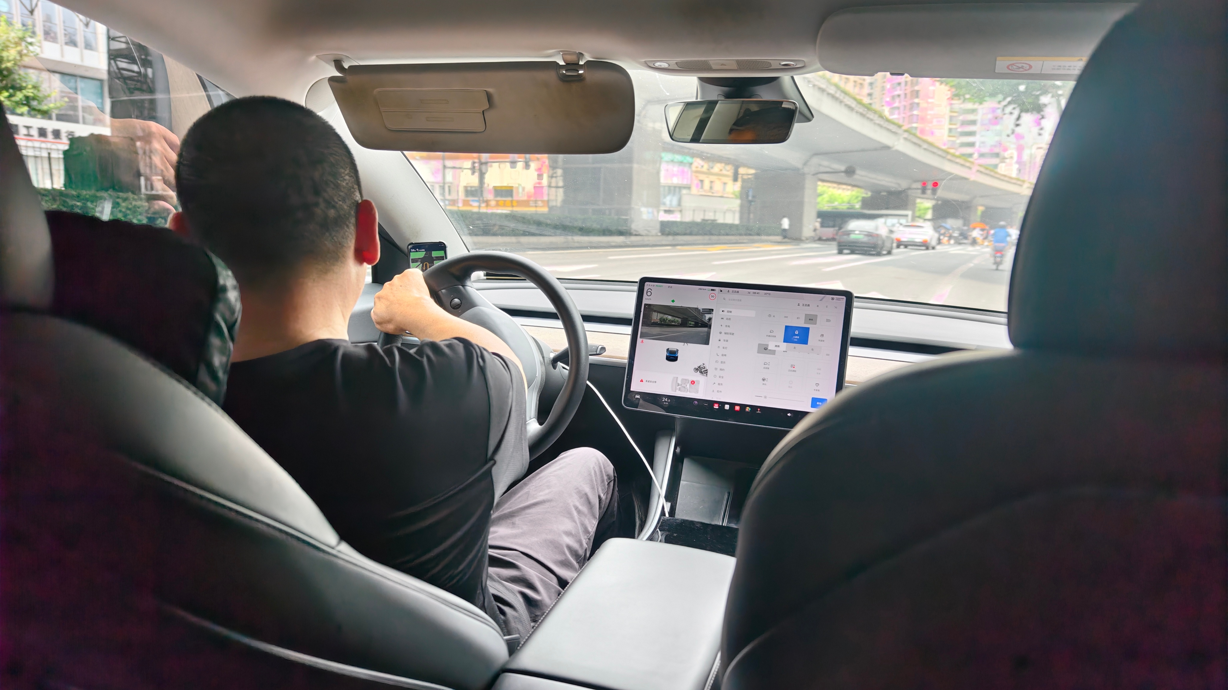 早上好呀，今天去WAIC，第一次网约车打上Model 3，一会儿去隔壁🎵平台“