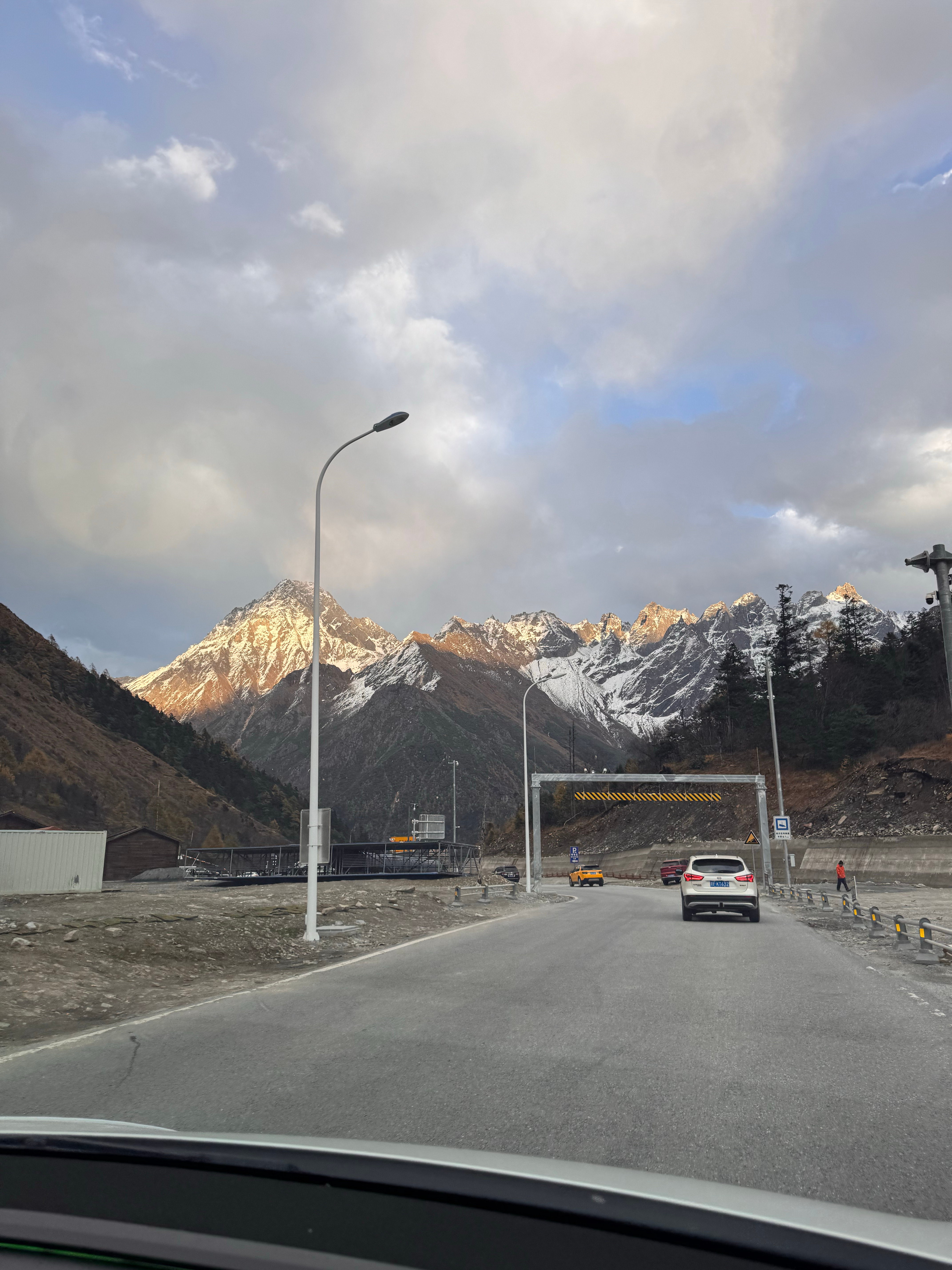 超幸运的一天，看到了日照金山，拍照的时候晴天，还下了一点雪！ ​​​
