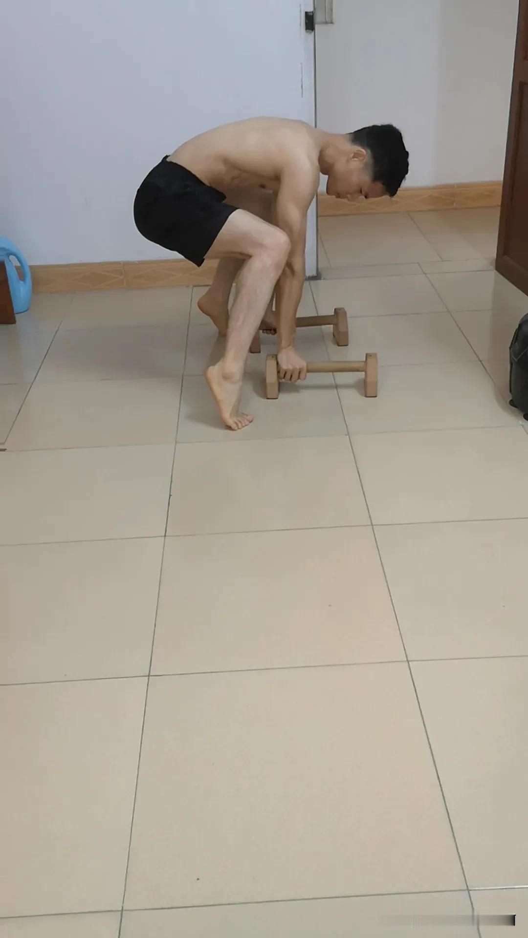 刚起床就下雨，健身锻炼吧！
起来就练一组躺姿开合腿，蹬腿一百次。
弓步蹲练三组，