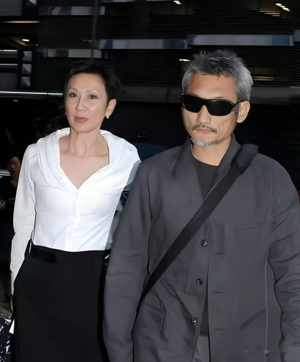 我为她抱打不平的原因是她事业那么辉煌、长得那么漂亮，像模特、像明星。可是唯独她的