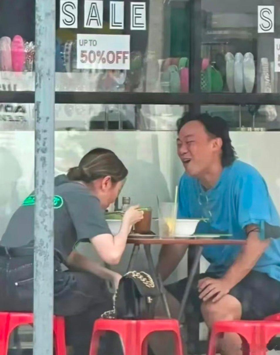 陈奕迅吃路边摊，怎么没有人围观 