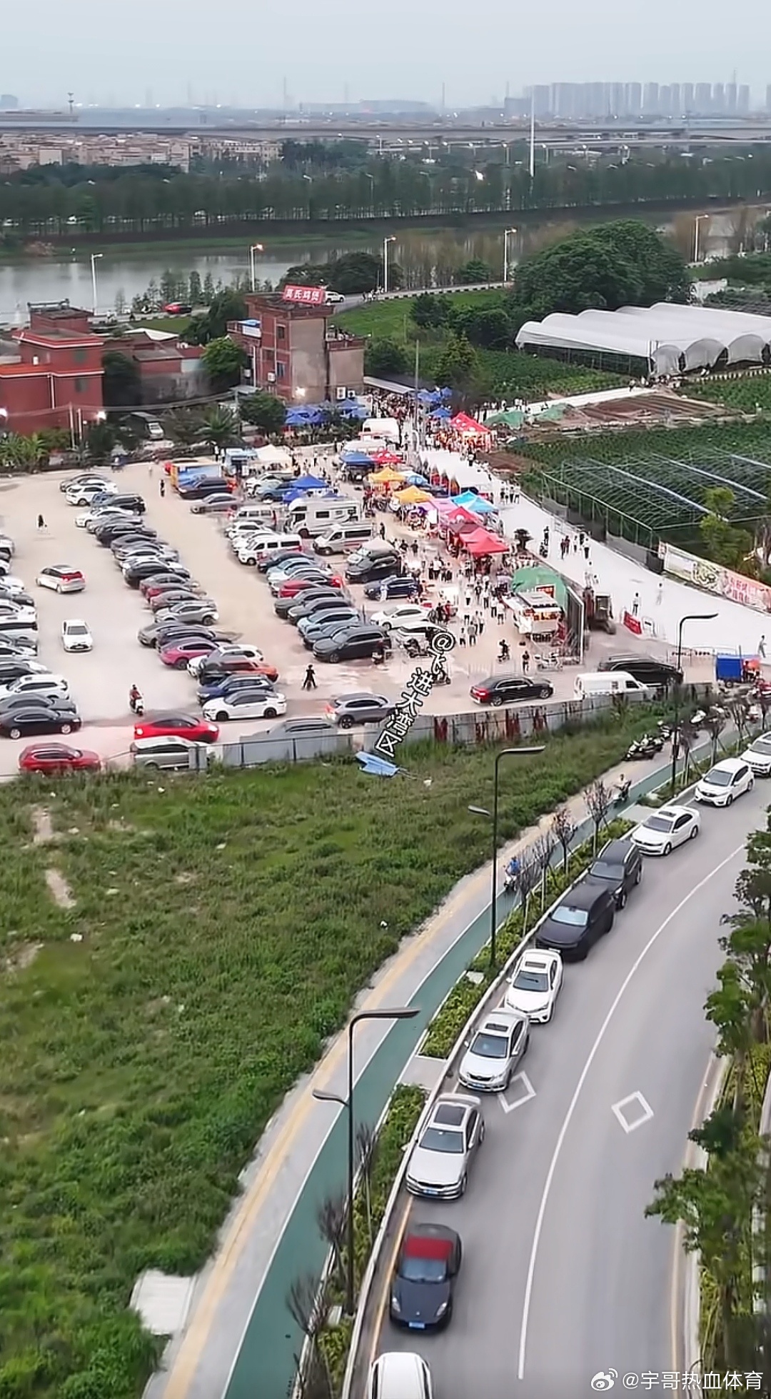 莫氏鸡煲，周边配套已经建设完毕，停车场、硬化路面，中国南方办事儿速度。
