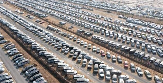 中国车市正压着220万台没上牌的新车，燃油车超半年、电动车超仨月就成了烫手山芋，