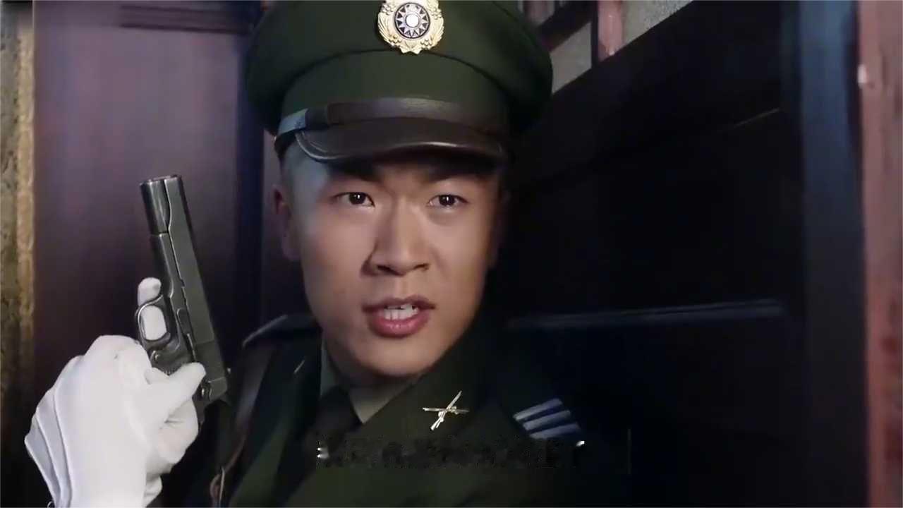 城管大街上打人，哪料路人是一等一高手，这下遭殃了
