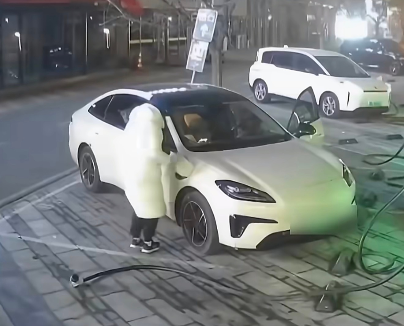 女子充完电扔充电枪开车碾压充完电随手把充电枪摔地上，图省事，真是没素质！万一碾压