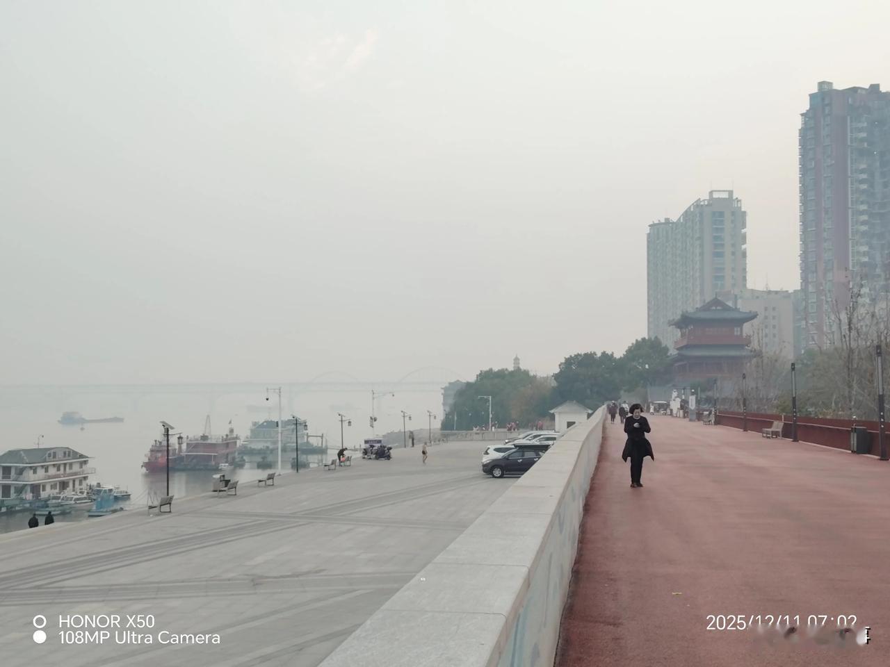 长江岸边晨练打卡