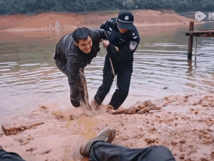 《利剑玫瑰》常锐刚把青皮抓回来，就被大领导叫到了办公室痛骂一顿还把他关了禁闭，谁