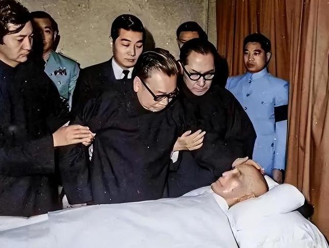 蒋介石遗体已腐烂不堪？守灵三年的侍卫，终于说出慈湖的秘密！蒋介石和蒋经国的遗体现