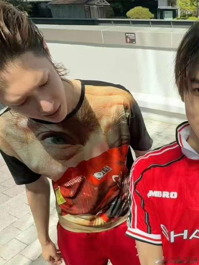 疑似维嘉卖掉的衣服被马丁淘回来了疑似李维嘉穿过的T流落到韩国 疑似维嘉卖掉的衣服