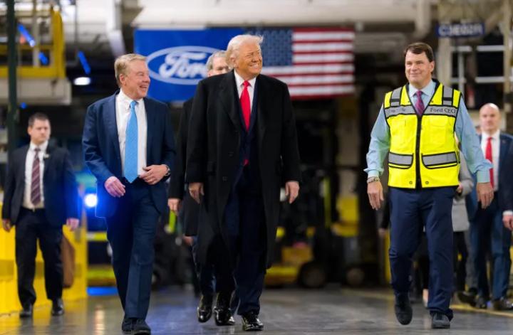 特朗普被拍到在底特律参观福特汽车工厂时，对一名起哄的福特汽车工人竖起中指，并用嘴