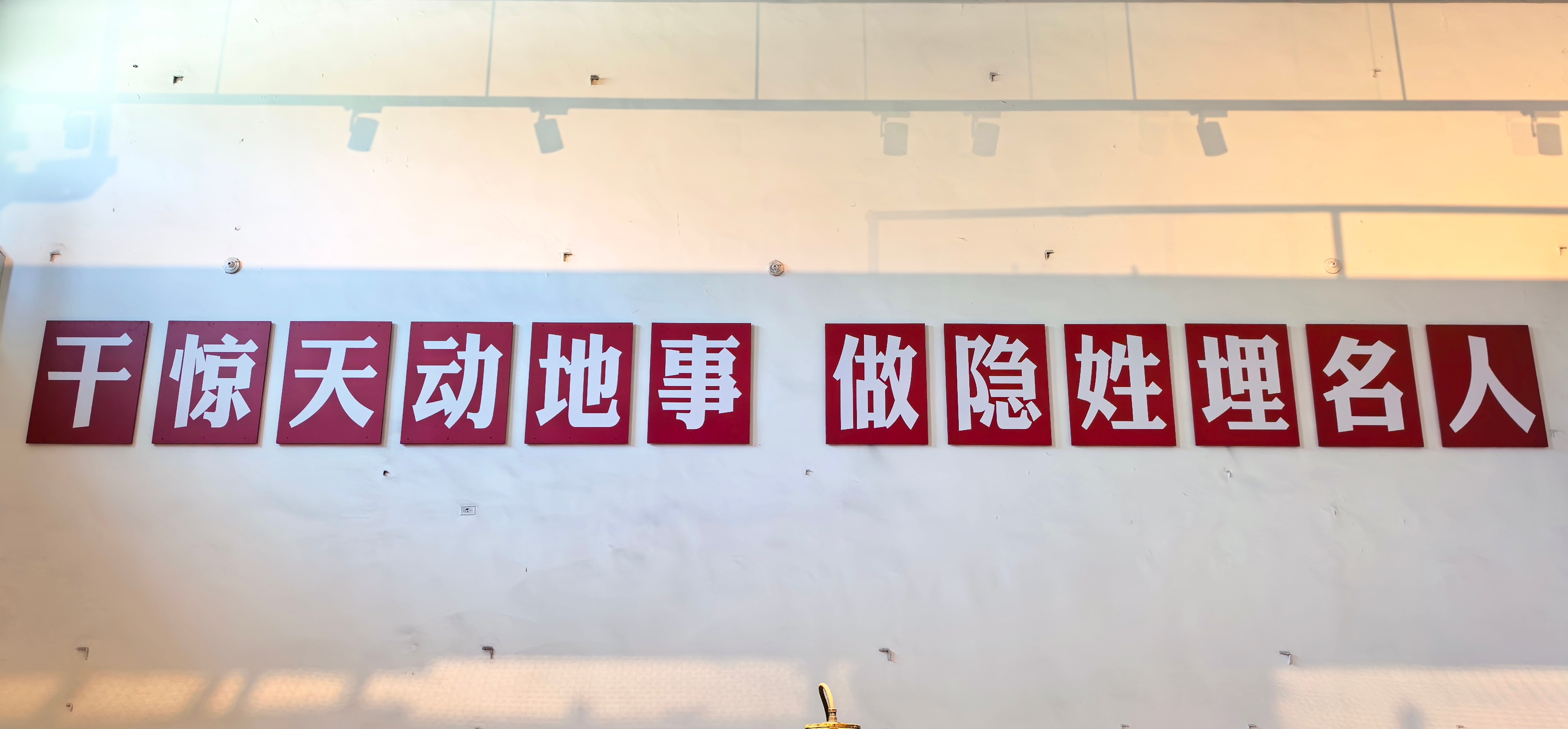 101岁奶奶每天熬夜追剧到凌晨2点 我来喊101岁奶奶追首部核能短剧《寻核令》即