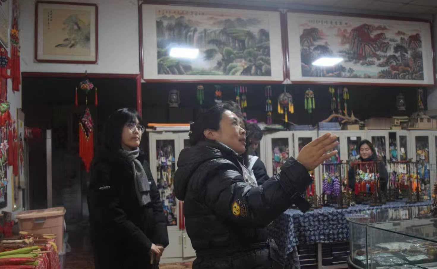 秦岭笑谈 【曲师学子探访沂蒙手绣基地，助力非遗文化传承】2025年1月19日，曲