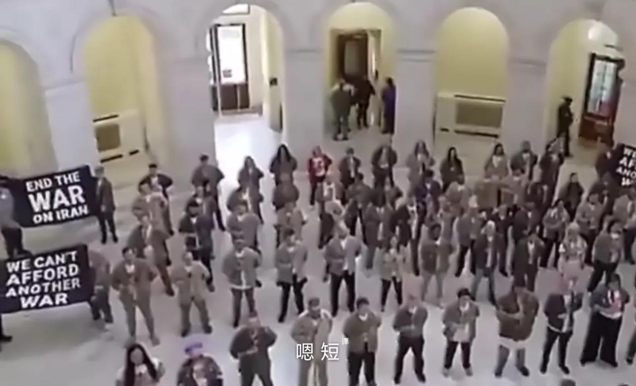 美国一群退伍军人4月20日占领了国会大厦坎农众议院办公大楼，打出“结束伊朗战争”