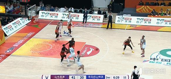  今日CBA杯山东vs青岛。次节比赛，在青岛队落后11分之际，王睿泽在三分线外，