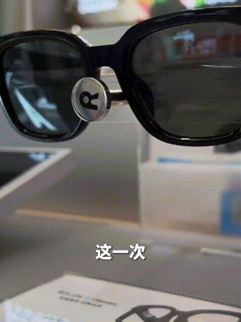 从华强北智能眼镜店铺门口的外国人密度就能感受到，这波国产智能眼镜已经火遍全世界了