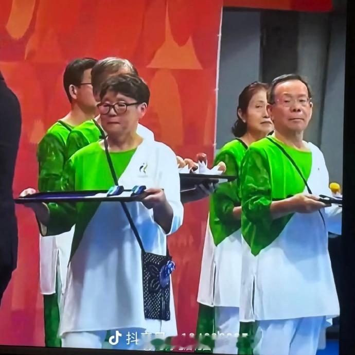 与其说是日本老龄化，不如说是日本主动让大家来看它的老龄化，放松对它这个经济强国的