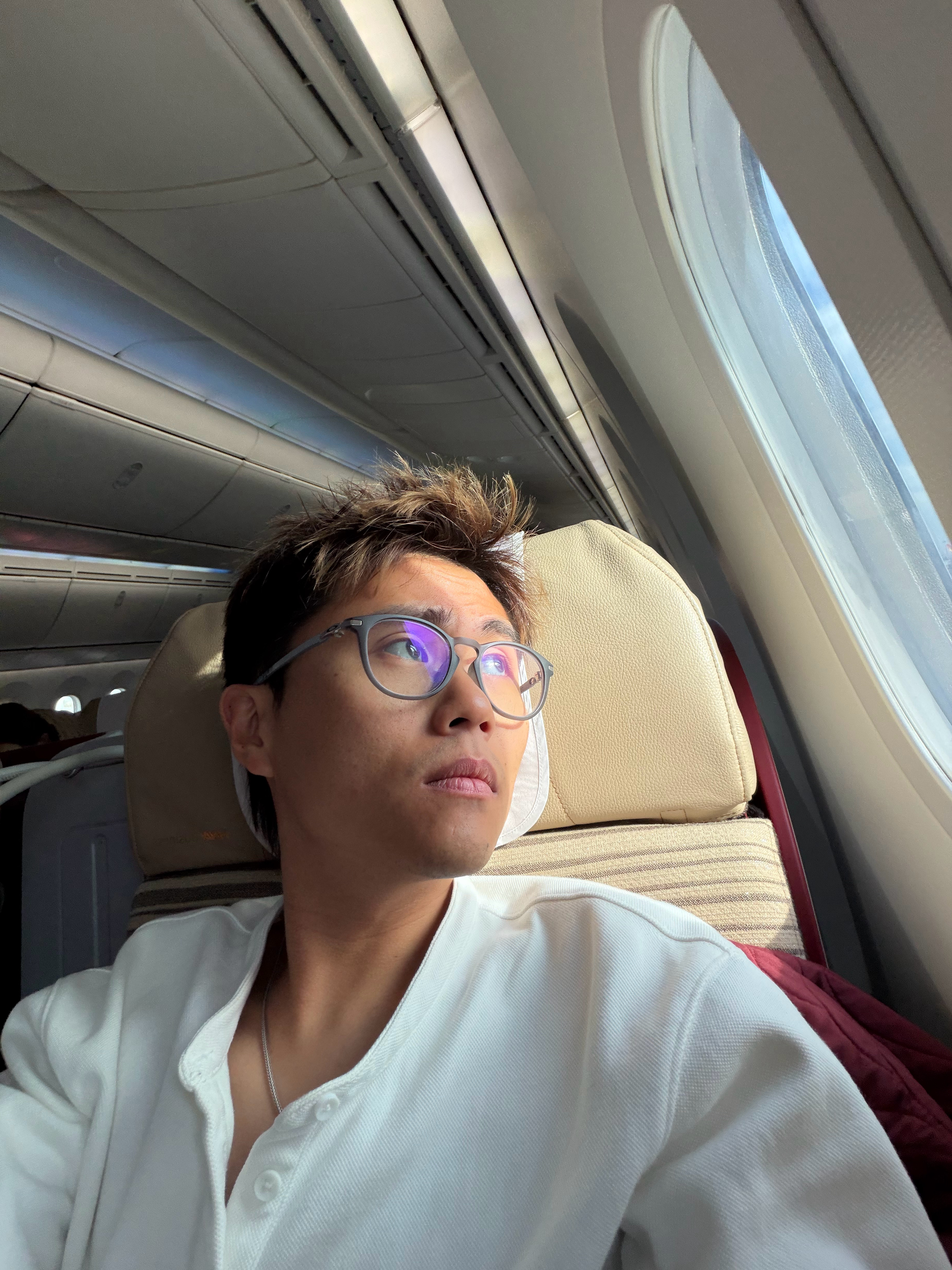 你别说，你真别说，为啥商务精英出门要坐公务舱呢，起飞就躺平睡觉，落地前一杯冰美式