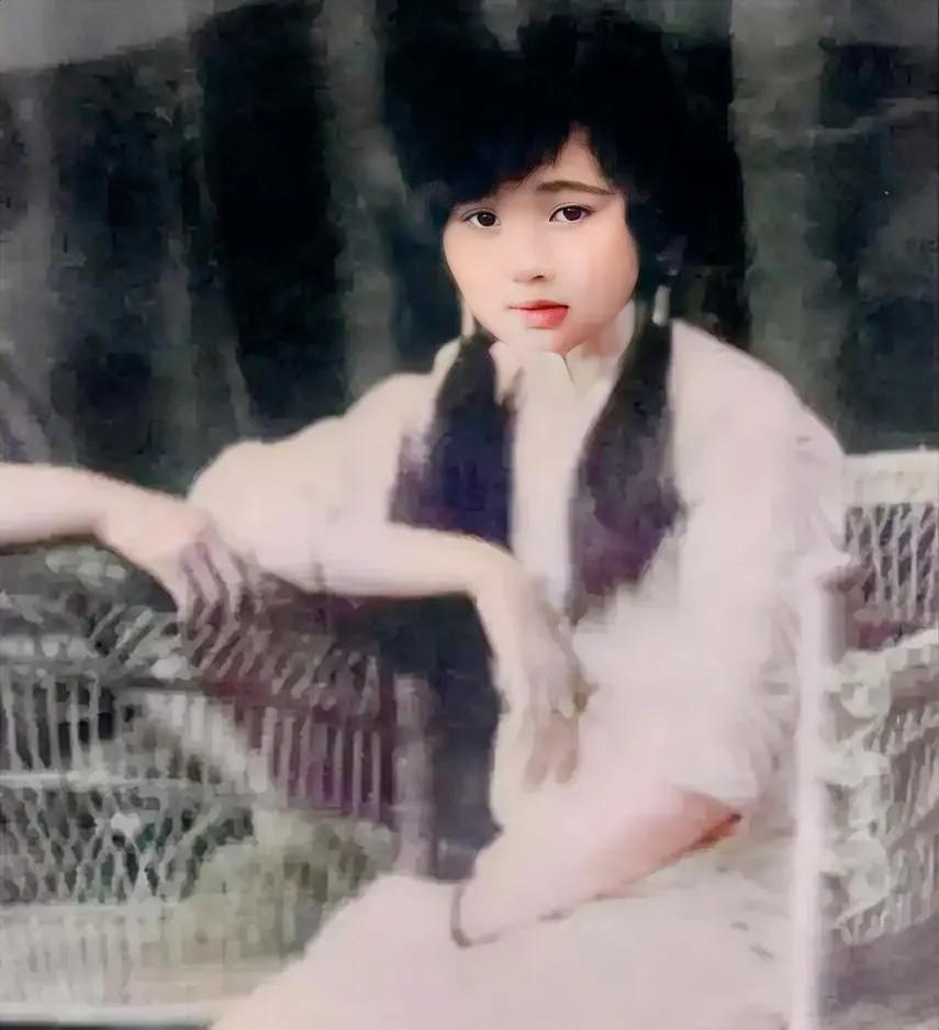 她16岁嫁给民国四川大地主刘文彩，是刘文彩的三姨太。她那清秀的五官，即使放在今天