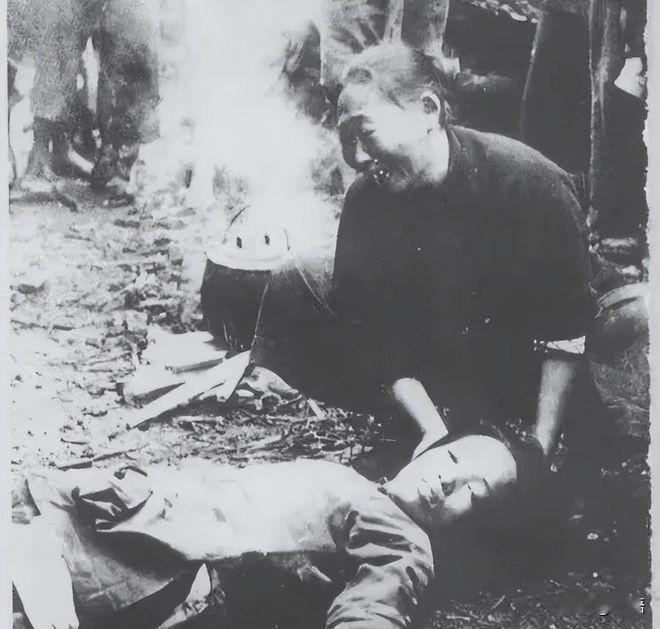 1937年，一群日本兵闯入红应村“大扫荡”。他们拖来5名老妇，将其剥个精光，然后