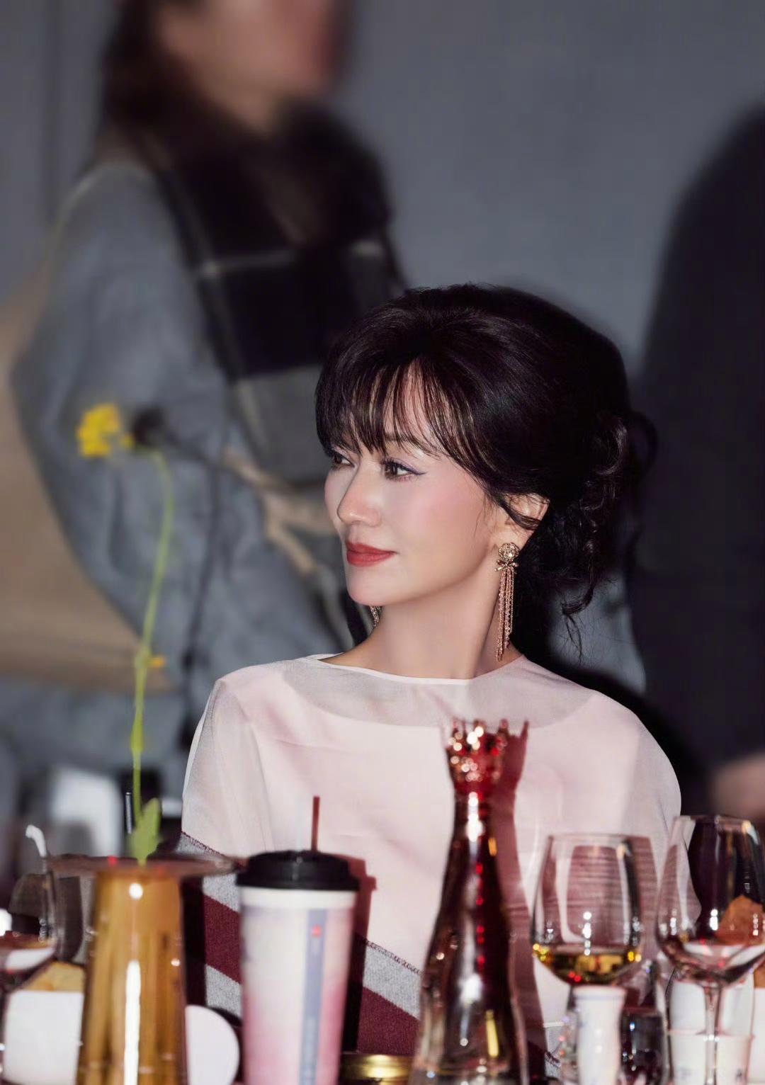 哇，赵雅芝这样穿好仙，站在红毯上就是一幅画，坐在那里也是一幅画，太美了！