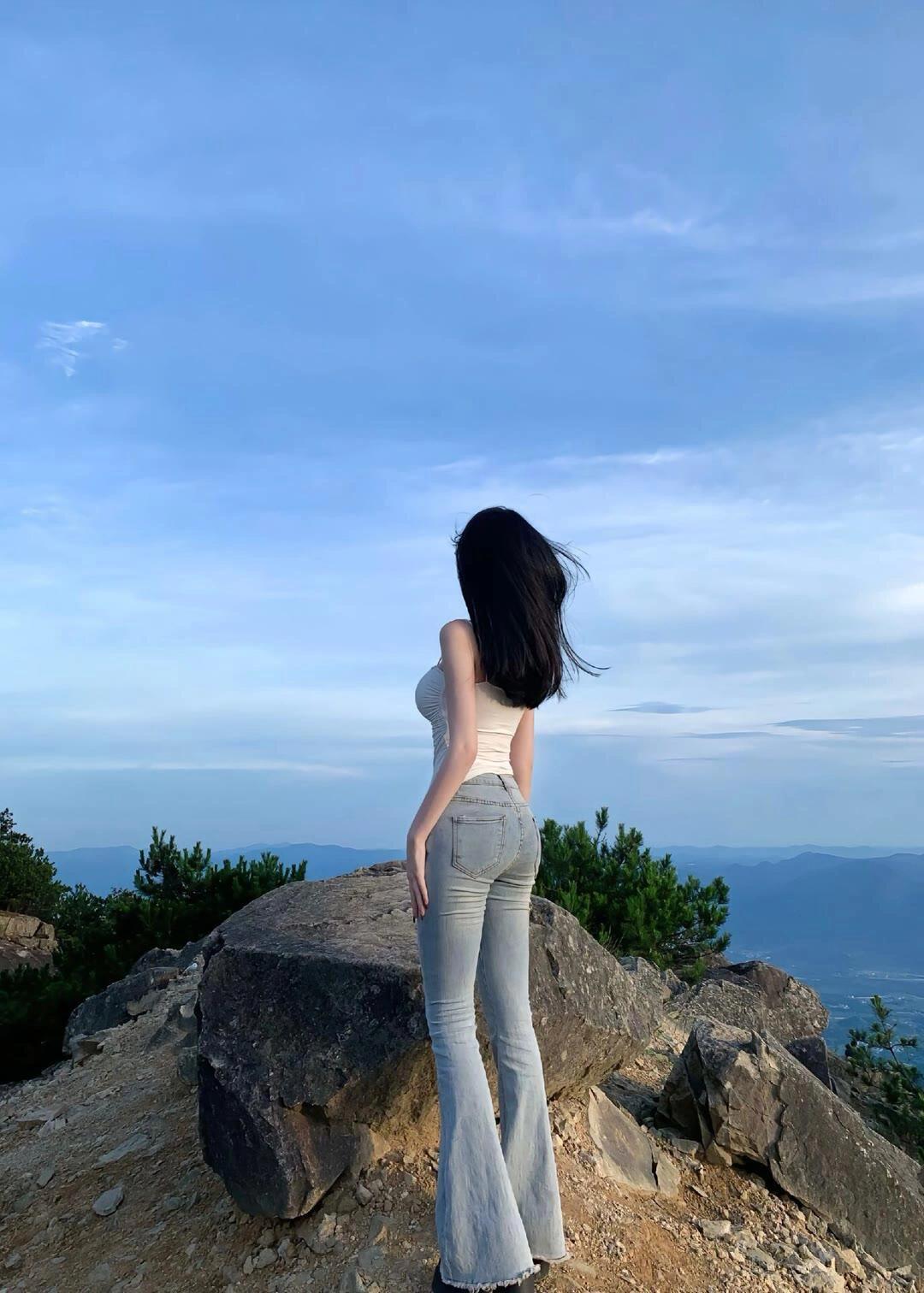 在这网络时代中，美女的背影总能引发无限的遐想，像网上那些超好看的美女背影照，每一