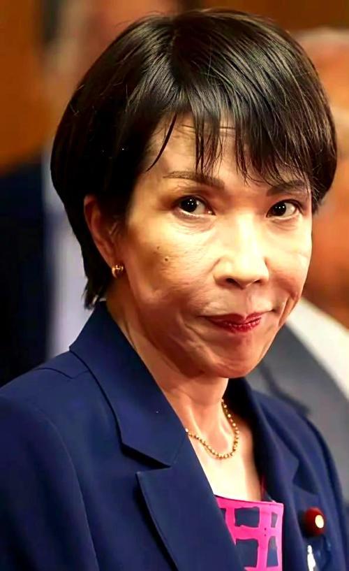 高市早苗这张嘴，还真是闲不住。

在东京吹着空调开论坛，轻飘飘一句“那边有事就是