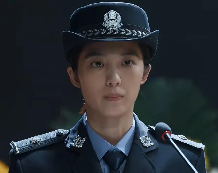 万鹏在《藏锋》里感觉就像个花瓶，单从形象上来说万鹏身材高挑，穿上特警的服装往那一