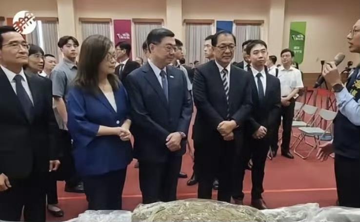 卓荣泰：慰问勉励海巡人员，已经十分克制，对渔船使用水炮是不得已而为之。 
什么叫