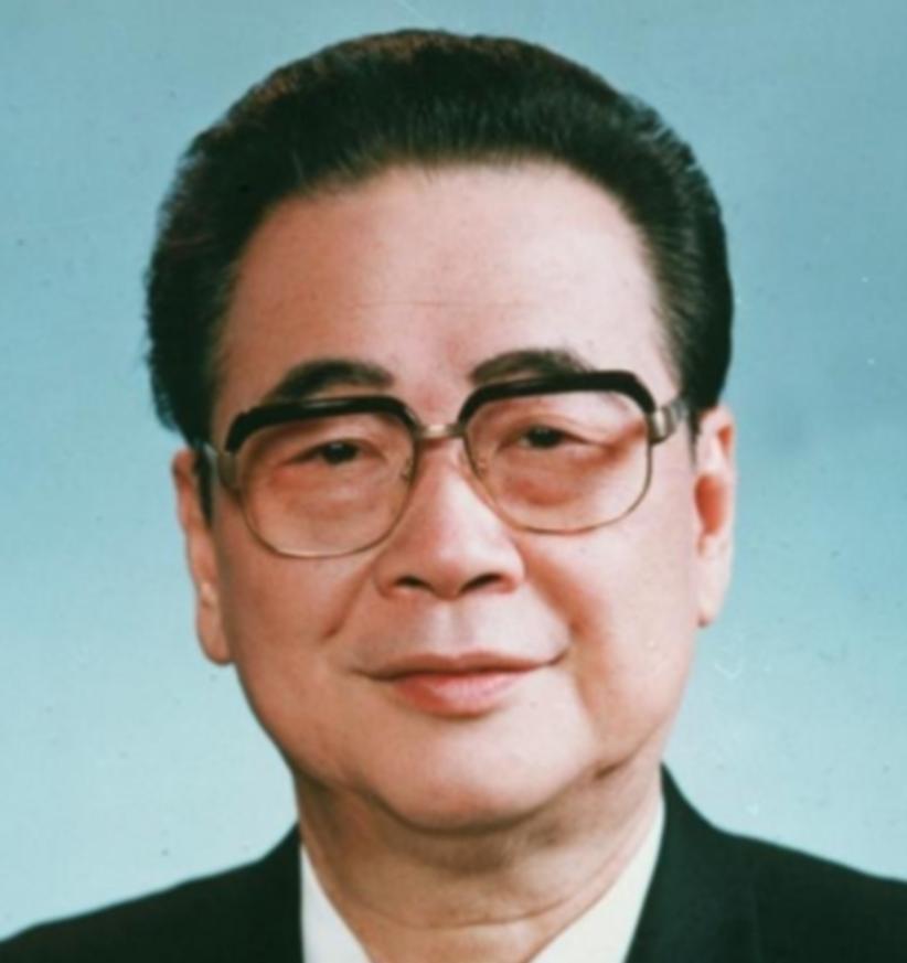 1992年7月18日中午12时15分，天津海河两岸的船只齐声拉响汽笛，送别一位伟