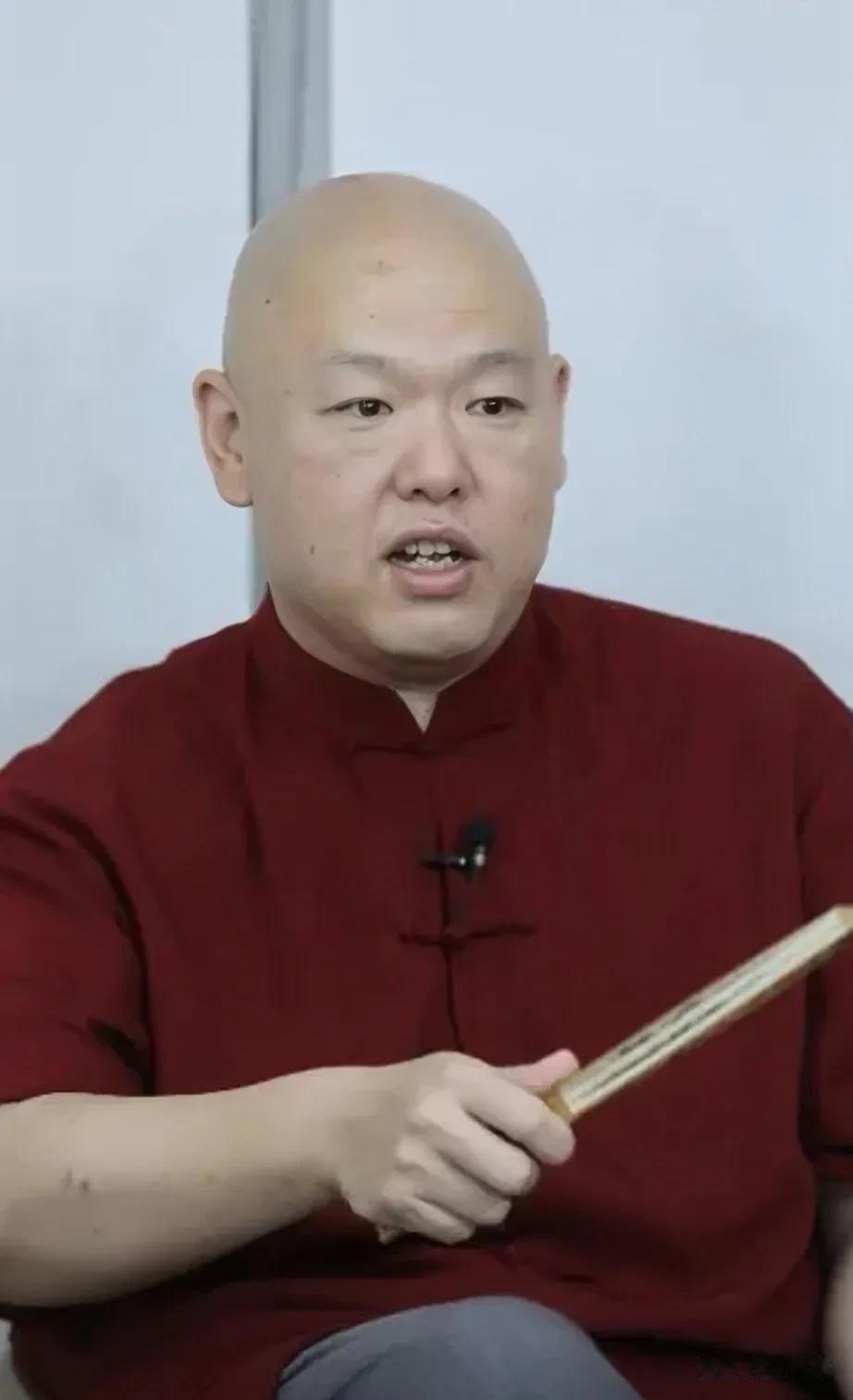 一次，某电台邀请王玥波和郭德纲说相声，酬劳2000块，王玥波说:“这个钱我都给了
