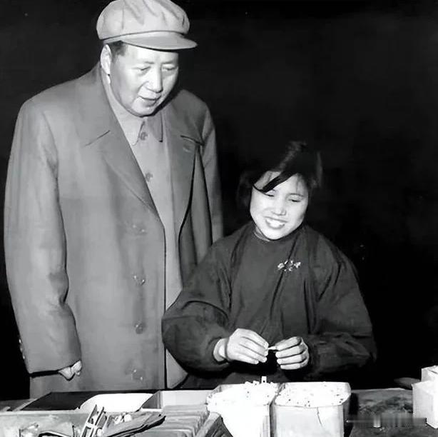 1958年2月，毛主席到沈阳机床电器厂视察，原本领导要求全厂工人安静，可突然有个