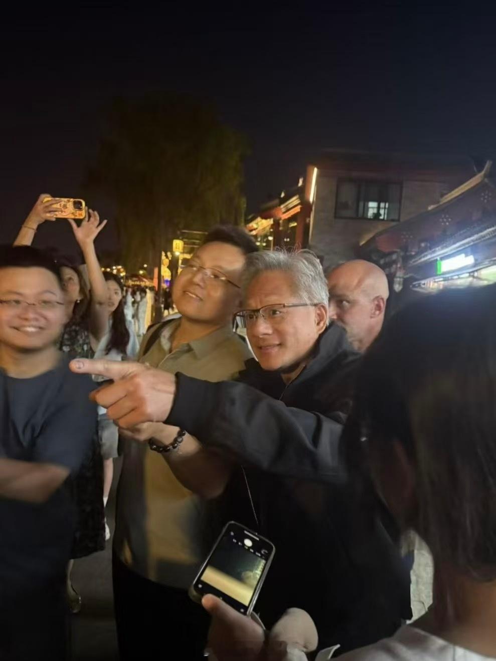 黄仁勋给驻唱小哥发红包 黄仁勋顶着高温依然穿夹克衣逛什刹海，还发了红包[捂嘴哭]