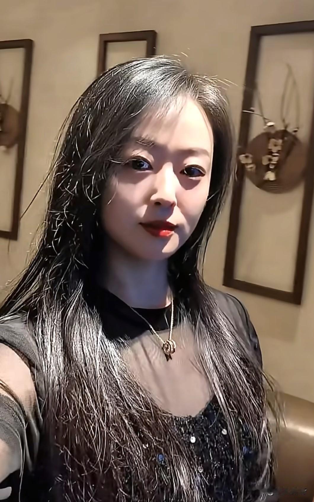 这是我的母亲，我们年龄只是相差了3岁，大家知道是什么原因吗？
首先我已经跪下磕头