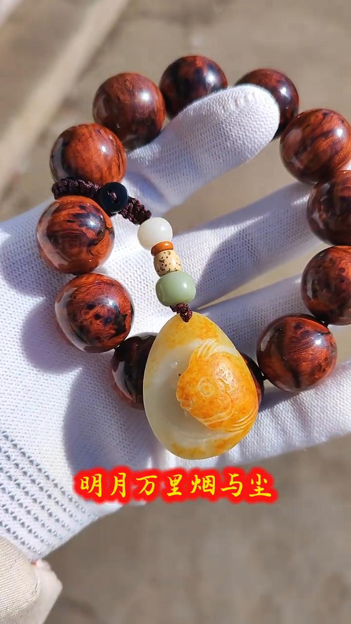 故乡的云，恍如一缸陈酿老酒，倒映在水中，沉醉于涟漪，深邃藏匿星空，投射在我们眼眸