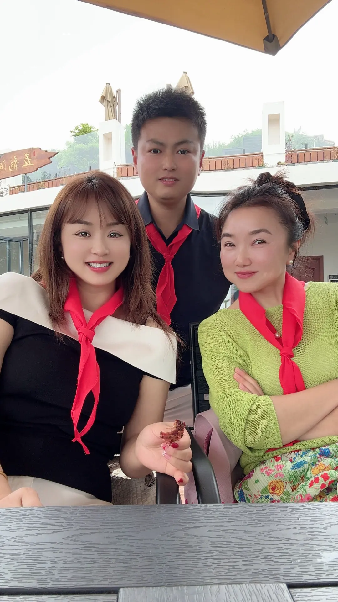 从校服到皱纹，从青涩到从容，岁月偷走过很多东西，却把我们的故事酿成了陈...