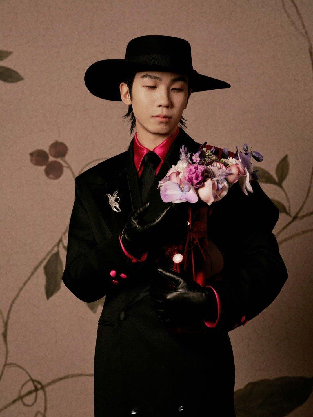 白举纲 戴帽子的男人与小狗 白举纲戴上帽子与小狗相伴，时光仿佛都慢了下来。一人一