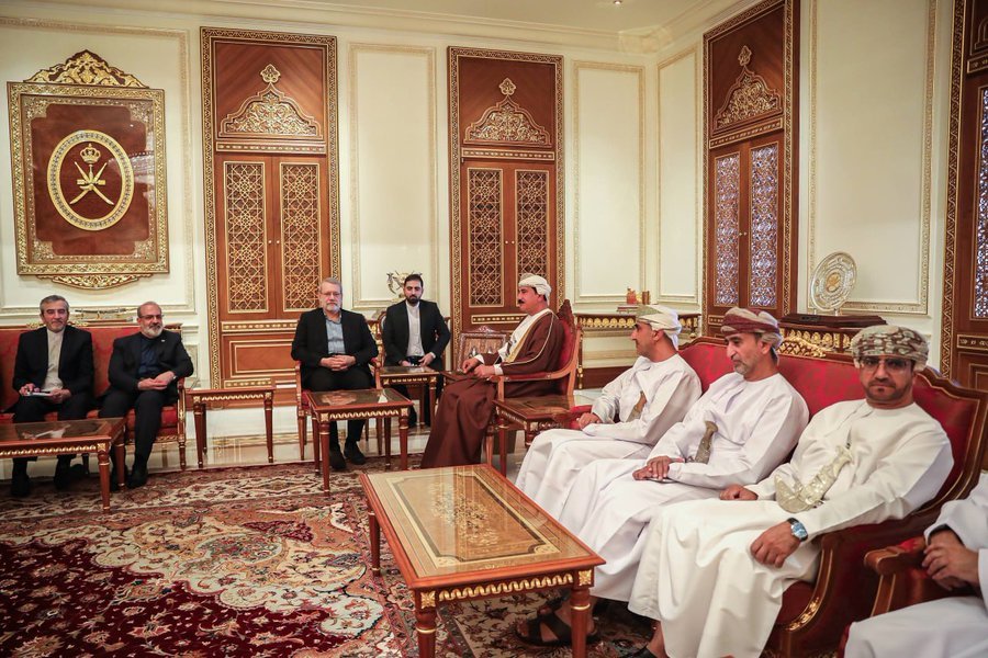 伊朗最高国家安全委员会秘书阿里·拉里贾尼抵达阿曼后，会见了阿曼皇家办公室部长苏尔