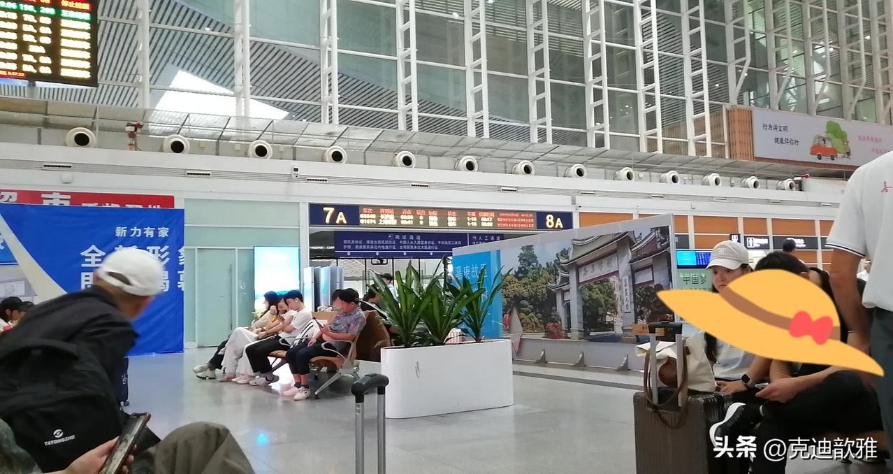 今天要出门，9点30的动车。
才5点钟，老伴就催快点快点！
我说时间还早，你去煮