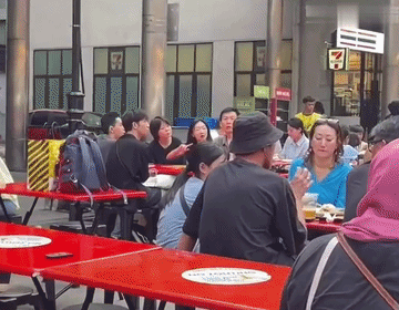 如果不认识周冬雨，大街上看到这样一张脸会觉得漂亮吗？会多看几眼吗？其实，素颜的周