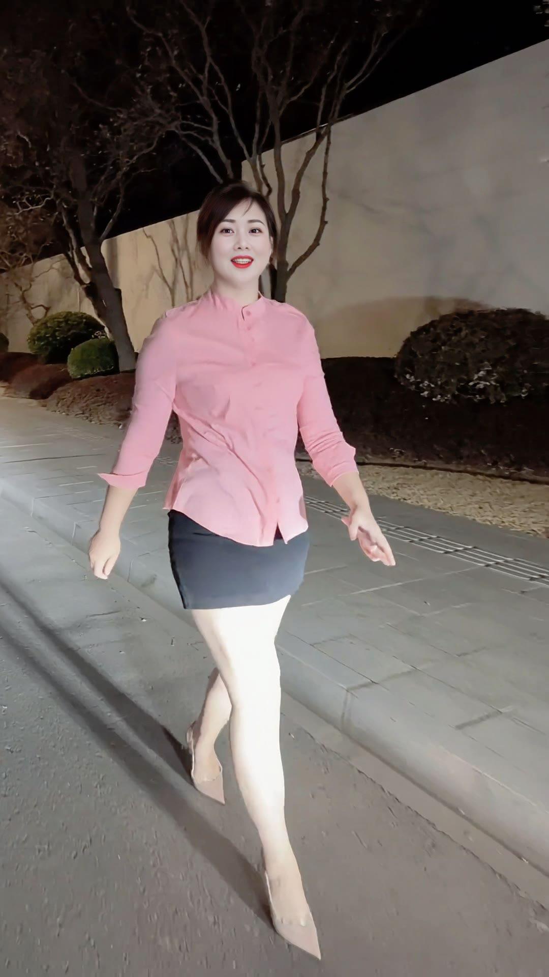 在这纷繁的成年世界里，愿你我都能保持初心，勇往直前。愿生活待你如诗，温柔且美好。