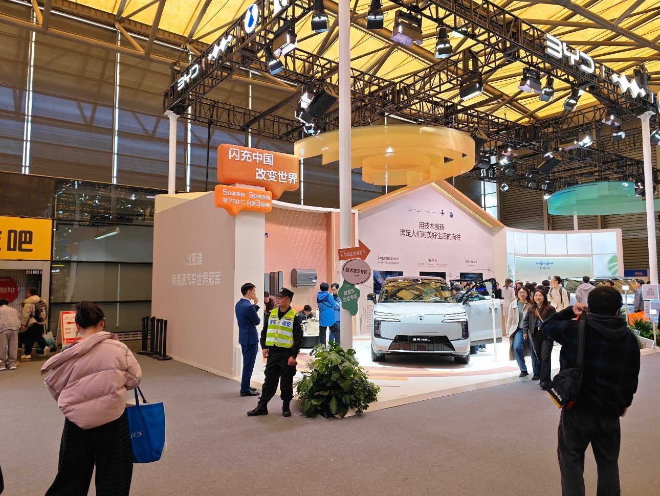 家电展怎么也有比亚迪闪充啊这好像是我见过的最浓缩的比亚迪展台了，N合一比亚迪大v