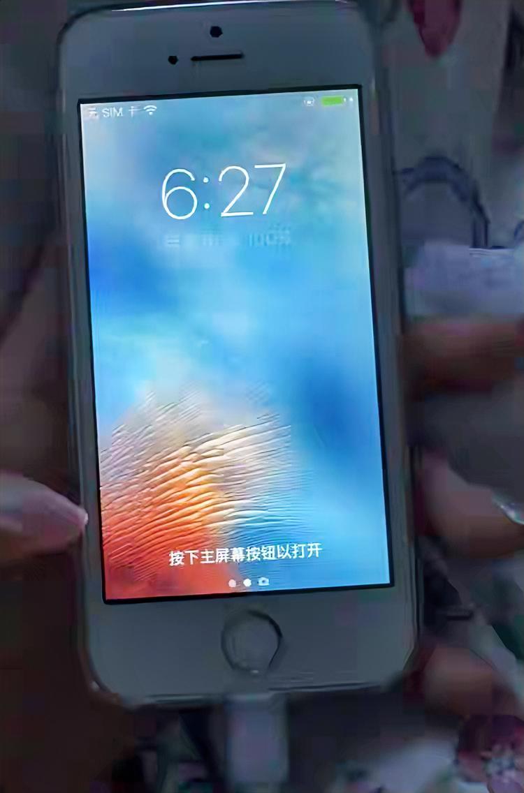 最近刷短视频，发现个特别糟心的事儿：有些二手手机贩子换了新套路，专坑低龄小孩的零