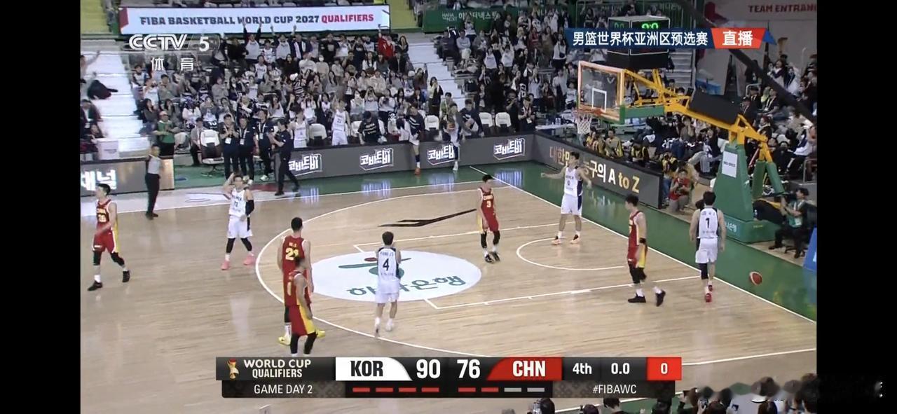 中国男篮两连败韩国，两场比赛都出现大比分落后，这场比赛第三节一度落后韩国30分以