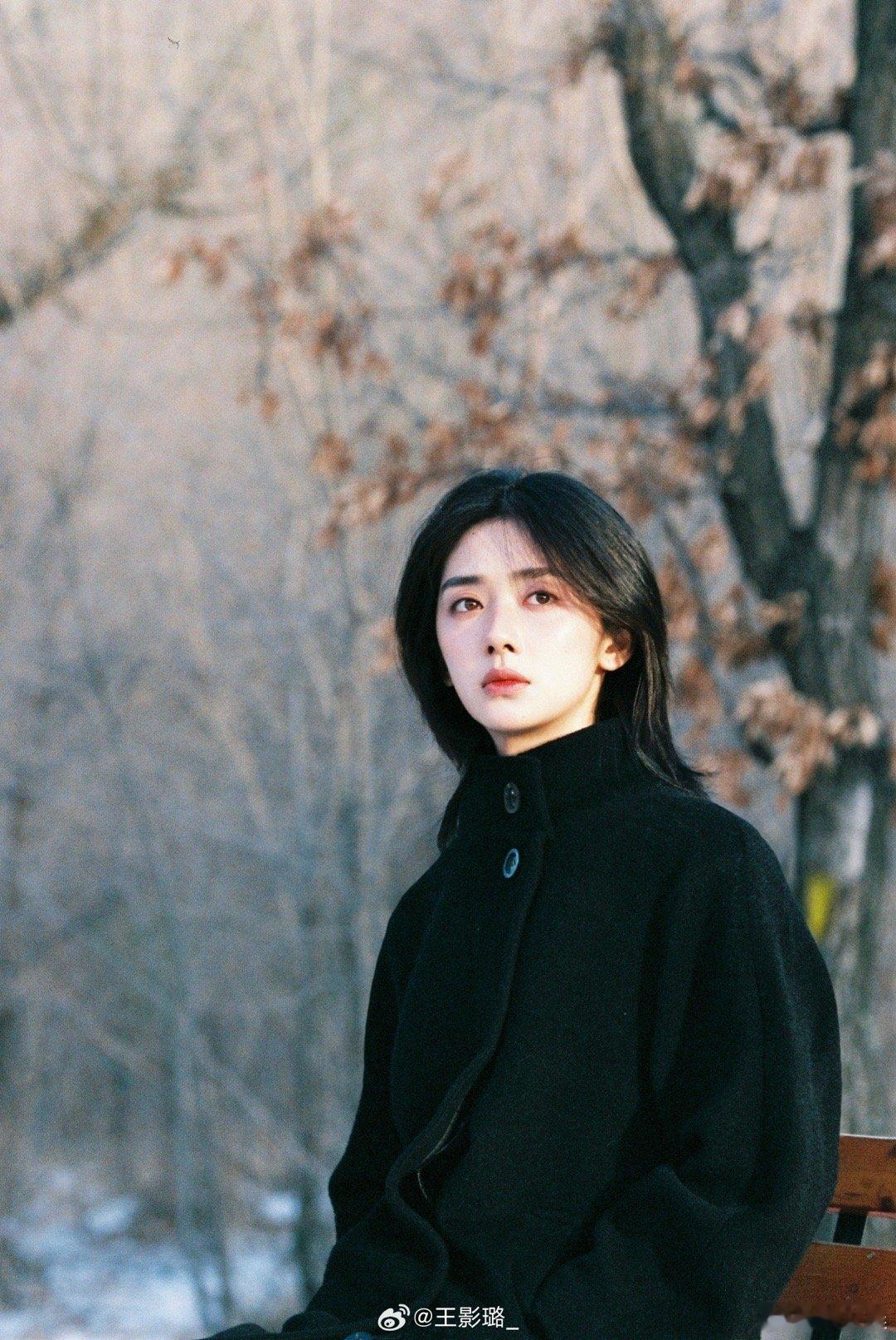 王影璐冬日电影感 王影璐真的自带胶片质感，往雪里一站画面就静下来了。那种不争不抢