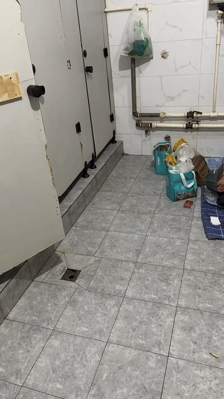 公共厕所里发现两名男子竟然在这里搭地铺睡觉？
也不知道他们都是从哪里来的？
为什