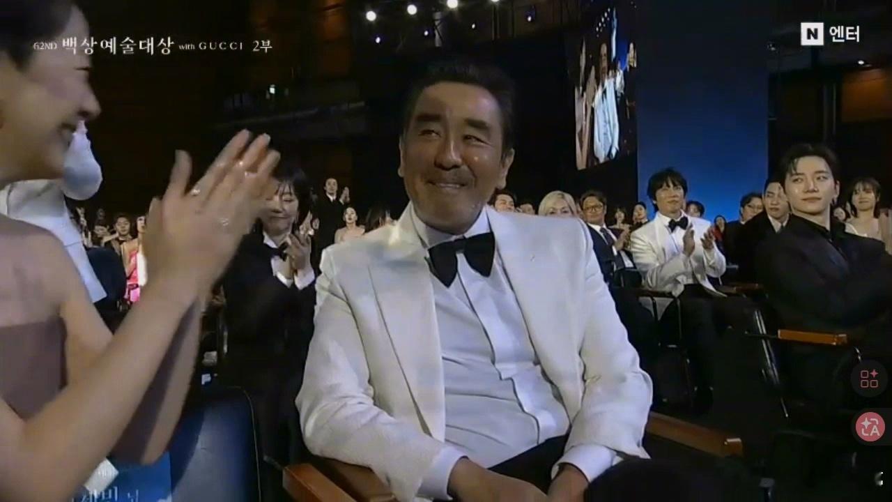 百想艺术大赏 恭喜柳承龙凭借《金部长的梦想人生》获得百想电视剧部门最高奖项——大