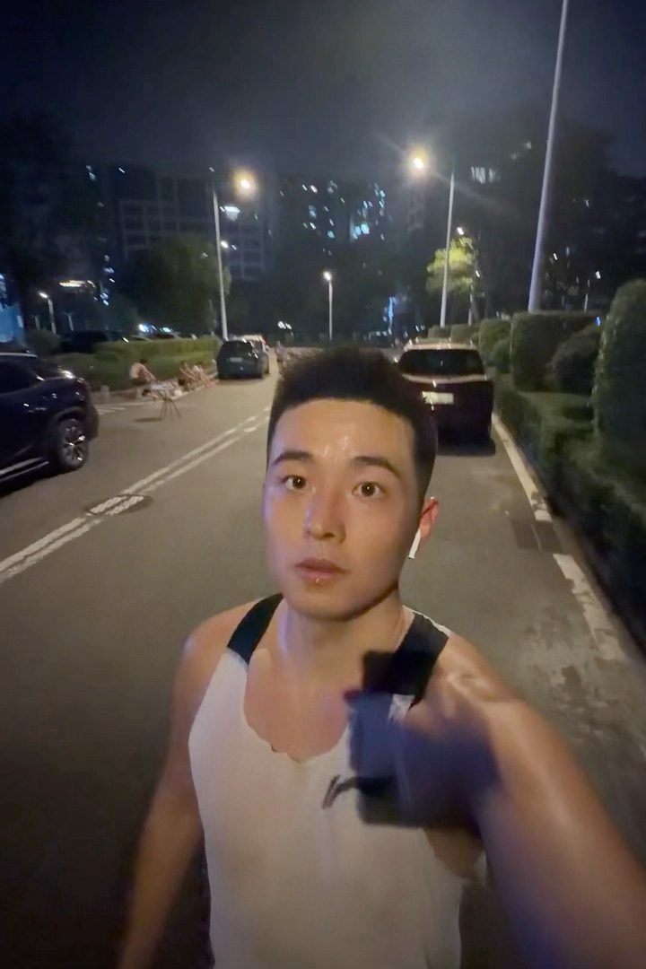 跑步打卡  10k速度 | 追赶的，一直是自己的影子今天课表热身两公里，来打卡今