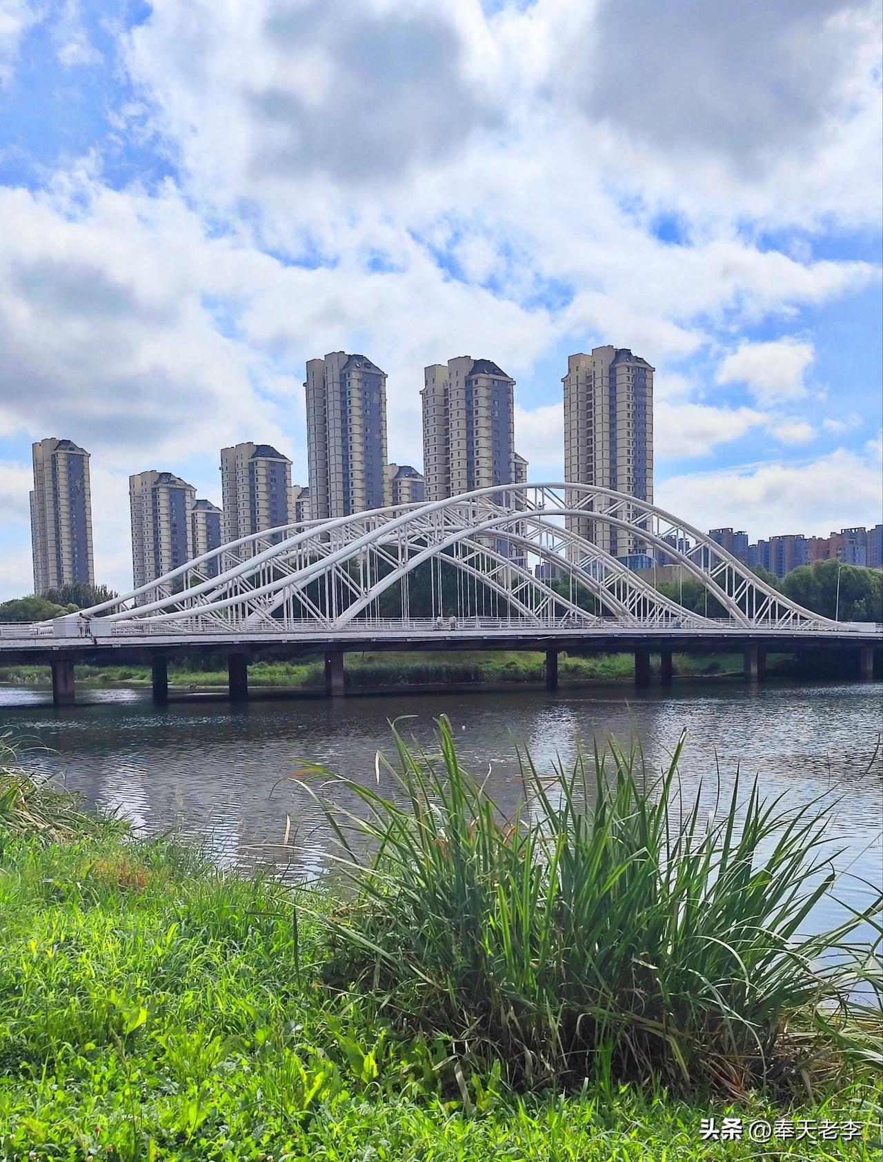 浅说沈阳市的长白岛。
浑河在此地形成天然的河湾，地势低洼的半岛滩地，汛期经常遭水