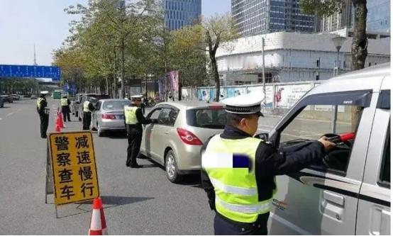 “太奇葩！”河北，一男子喝了瓶啤酒开车，不巧被交警逮到，吹气酒精含量26.3mg