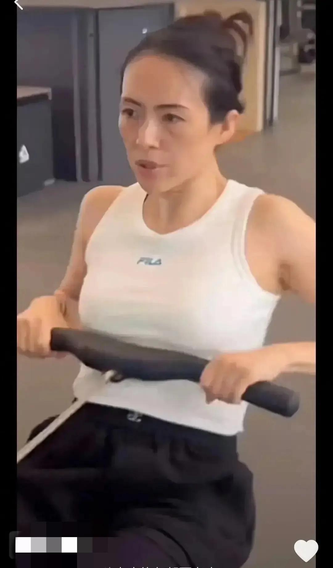 章子怡纯素颜健身引起热议，很多网友说像老太太，甚至还说突然理解汪峰为什么离婚了，